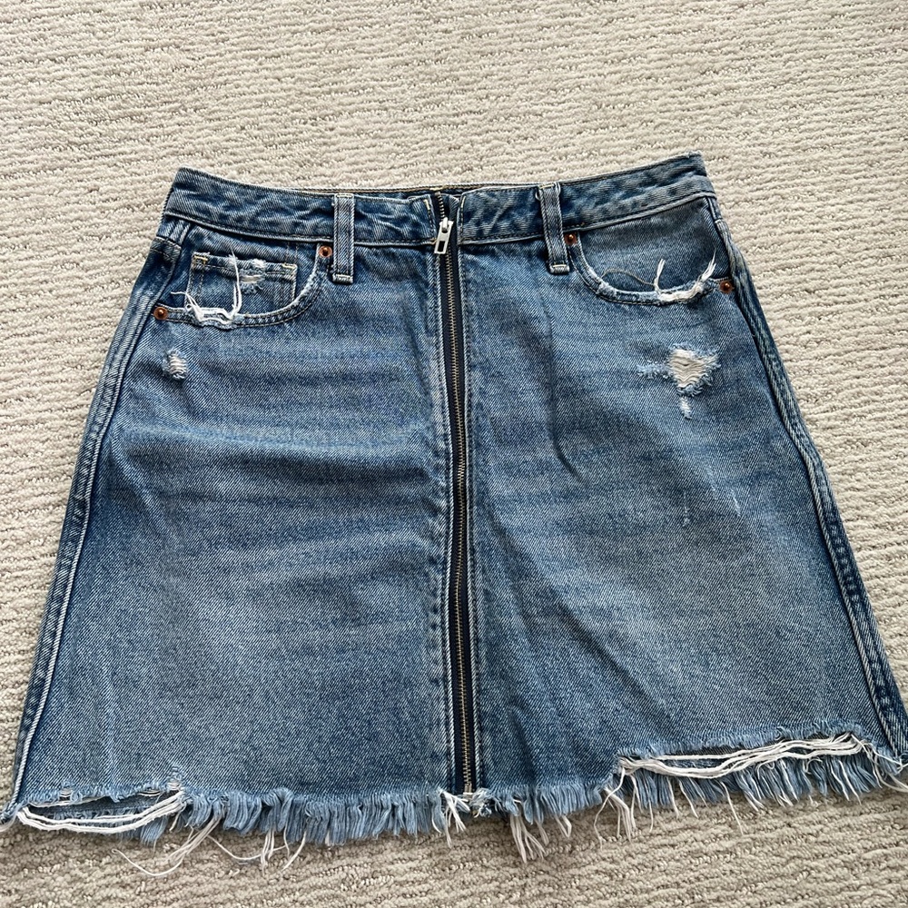 Abercrombie & Fitch Denim Frayed Hem Skirt with Zipper Size 28 Size 6